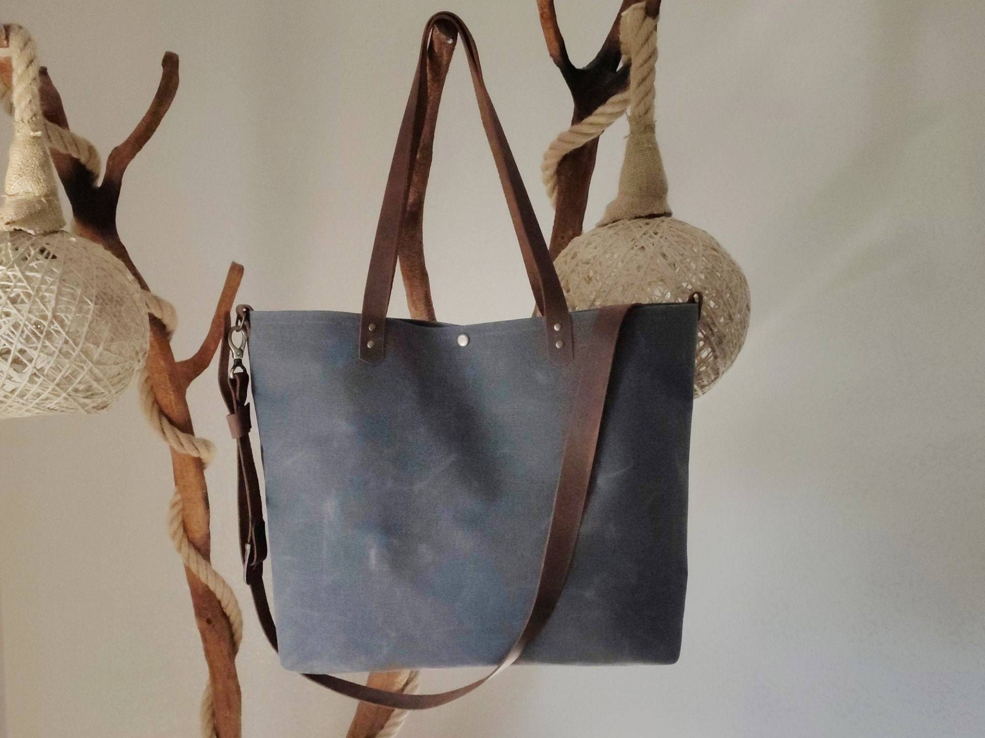 Gewachste Canvas Einkaufstasche Für Frau, Personalisierte Handgemachte Schultertasche Mit Crossbody-Gurt, Benutzerdefinierte Lässige Tasche von HarmonyHandcraftedCo