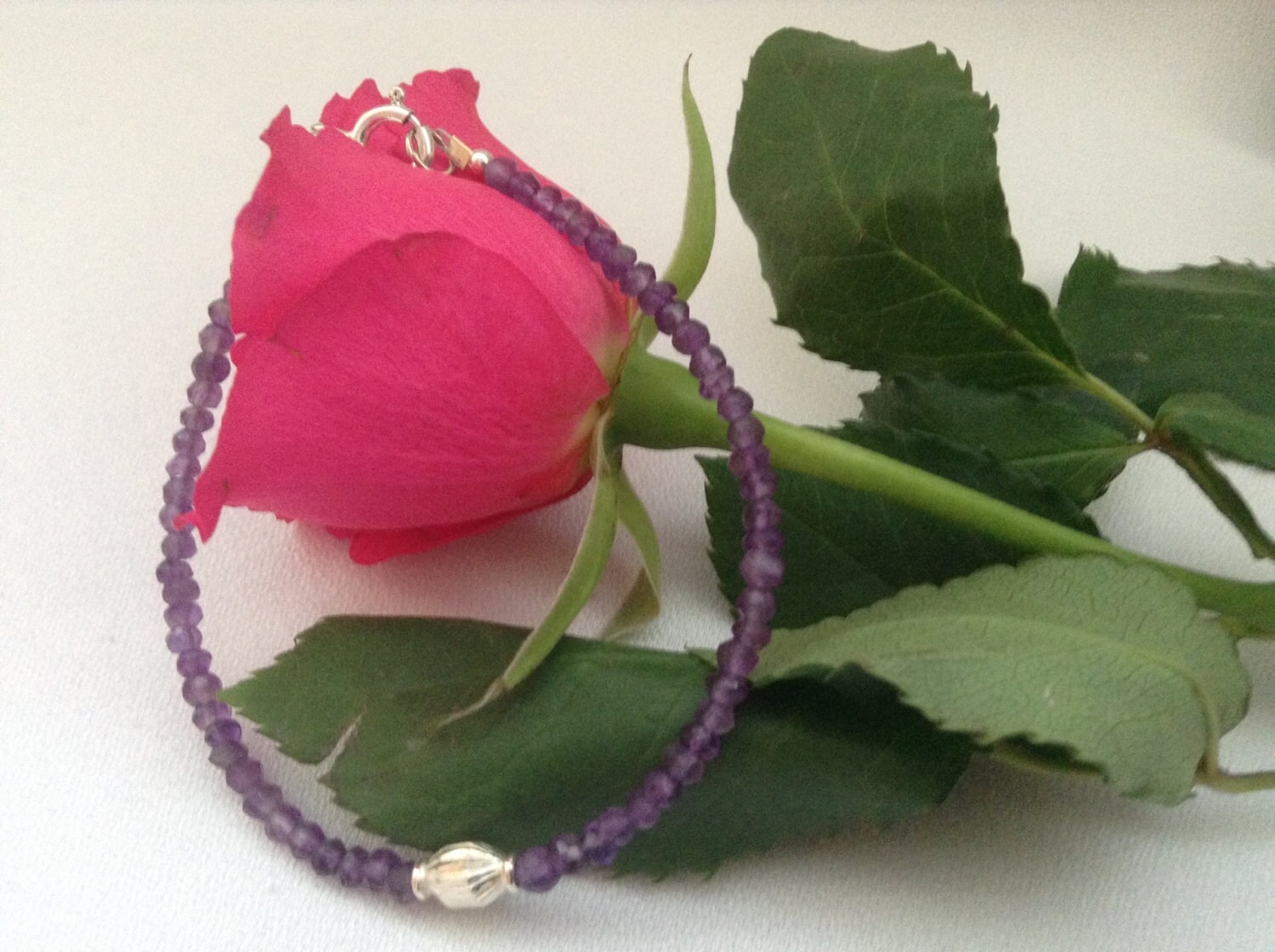 Sale...geburtssteine Armband. Amethyst. Aquamarin. Smaragd. Peridot. 925 Sterling Silber Perlen Armbänder von HarmonyKreations