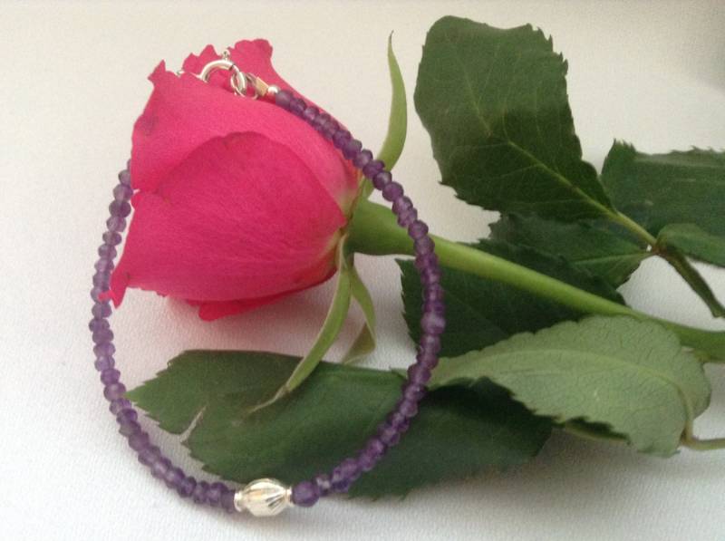 Sale...geburtssteine Armband. Amethyst. Aquamarin. Smaragd. Peridot. 925 Sterling Silber Perlen Armbänder von HarmonyKreations