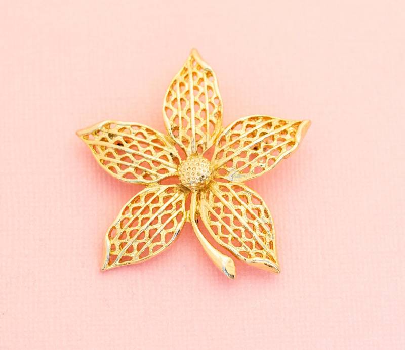 Jugendstil Wunderschöne Goldene Blumen Brosche | Goldfarbene Brosche H24 von HarmonyVintageStore