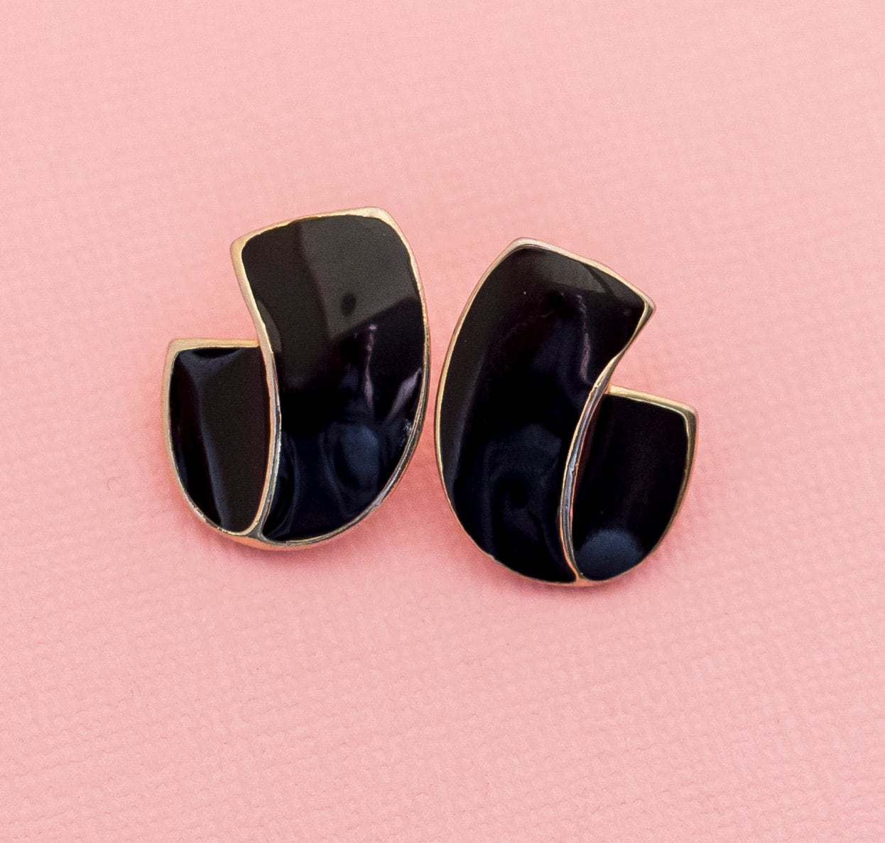 Vintage Elegante Schwarze "J" Form Ohrstecker | H18 Vintage Elegante Schwarze "J" Form Ohrstecker | H18 von HarmonyVintageStore