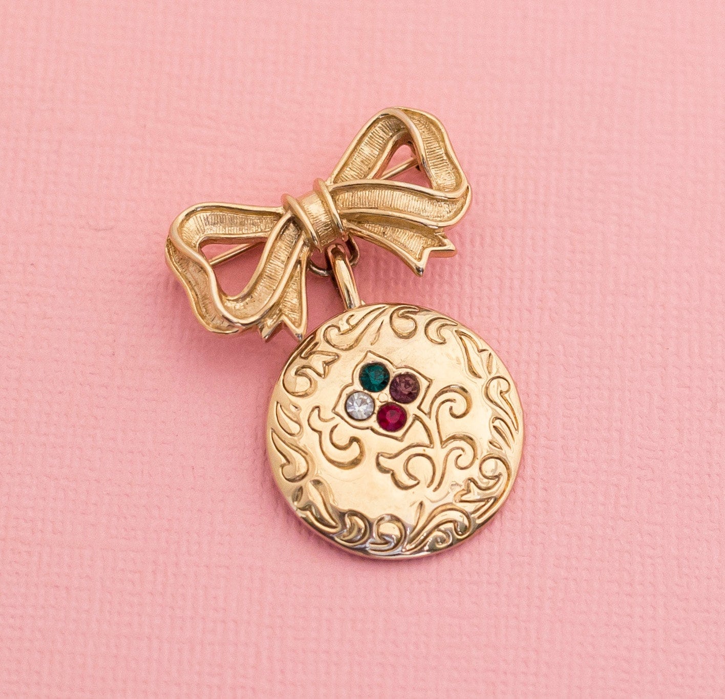 Vintage Gold Ton Band Medaille Brosche | Avon H15 von HarmonyVintageStore