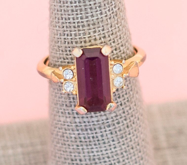 Vintage Gold Ton Rechteck Form Amethyst Diamant Strass Ring | Größe 6 Avon H9 von HarmonyVintageStore