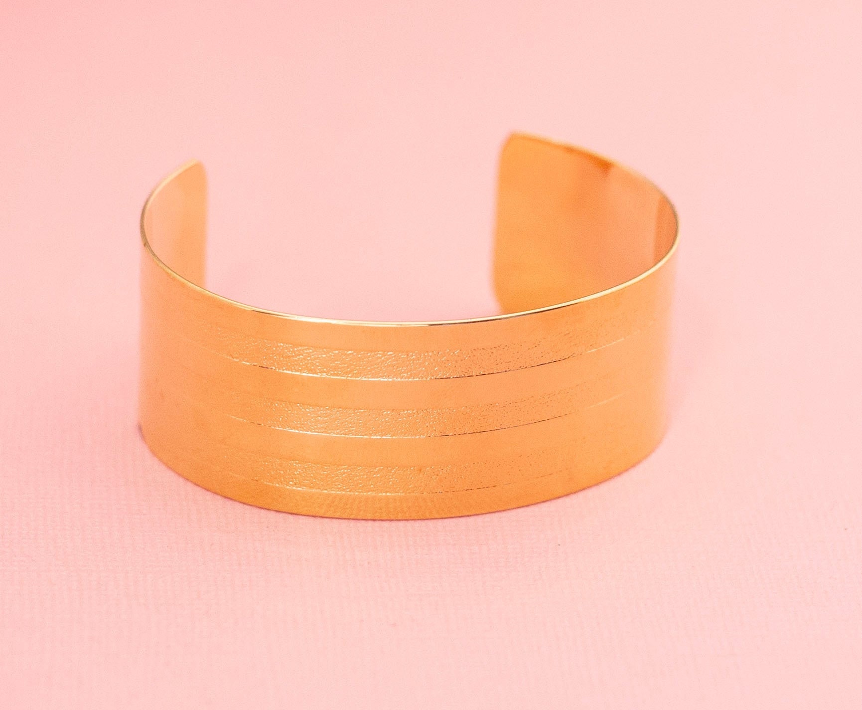 Vintage Riesiges Goldfarbenes Manschettenarmband| 7, 5 Zoll| Avon| H20 von HarmonyVintageStore