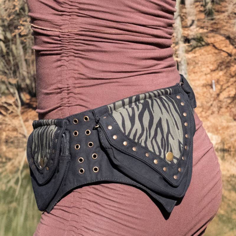 Gürteltasche ~ Hüfttasche Mit 4 Taschen Für Festival Und Reise Schwarze Baumwolle Mit Grünem Tigermuster Der Venturous Gürtel Gürteltasche ~ Hüfttasche Mit 4 Taschen Für Festival Und Reise Schwarze Baumwolle Mit Grünem Tigermuster Der Venturous Gürtel von HarmonyWearDesigns