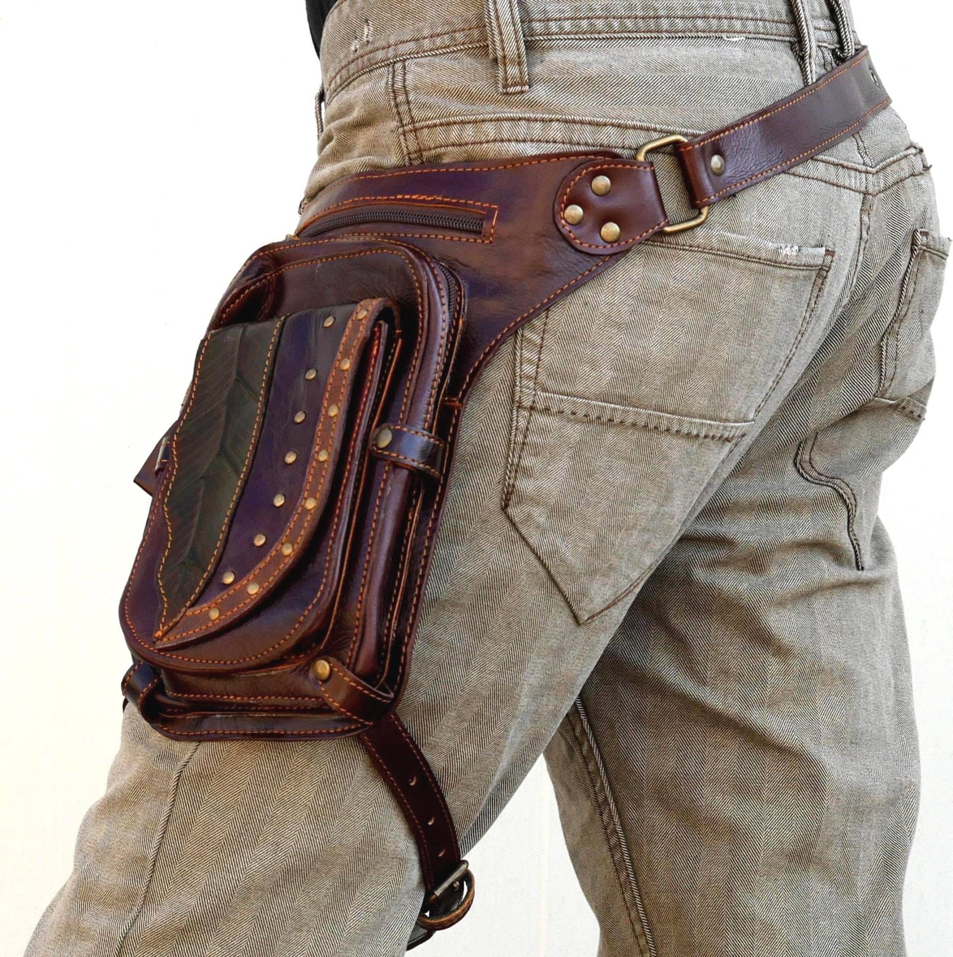 Leder Beingurt ~ Gürteltasche Mit Gehämmertem Blattdesign Braun Der Leafbelt von HarmonyWearDesigns