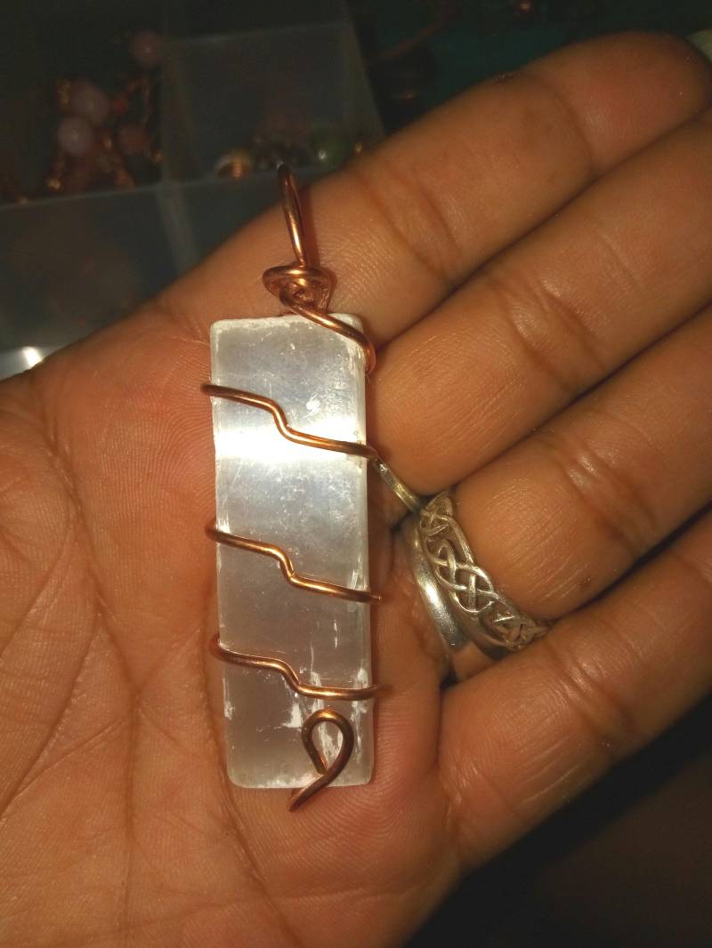 Selenit Anhänger in Kupfer Gefasst von HarmonysOwn