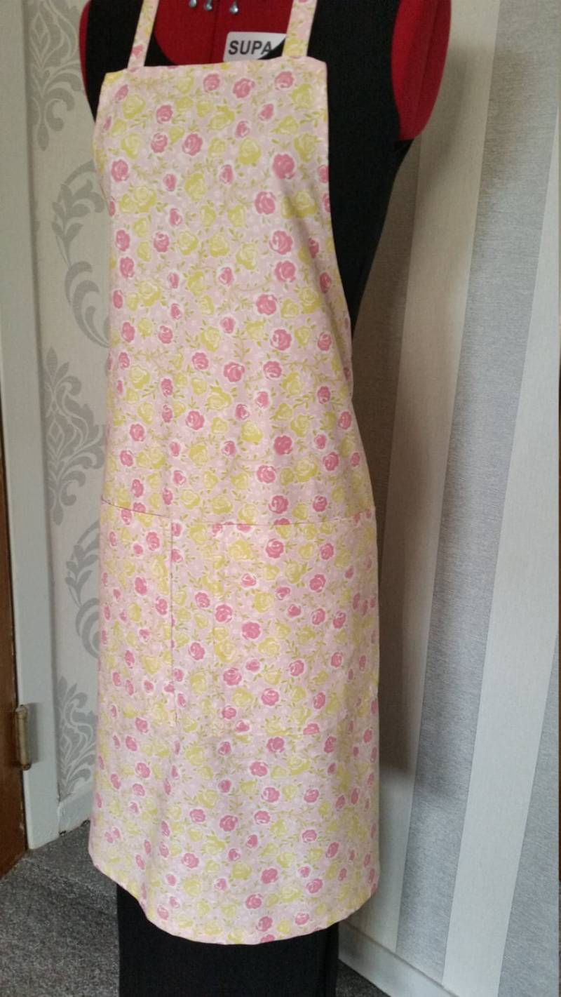 Damenschürze Mit Zwei Taschen Vorne. Hübscher Designer-Blumenstoff Aus 100% Baumwolle. Pink Und Gelb. Auch in Kindergröße Erhältlich von HarpandBalalaika