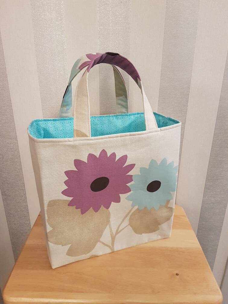 Einkaufstasche/Markttasche Wiederverwendbare Umweltfreundliche Lebensmittelgeschäft Blumentasche Lila Und Türkis Waschbare Tasche von HarpandBalalaika