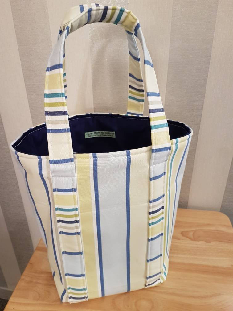 Flaschen-Tragetasche/Flaschen-Geschenk-Tasche. Blau Gelb Weiß Gestreift von HarpandBalalaika