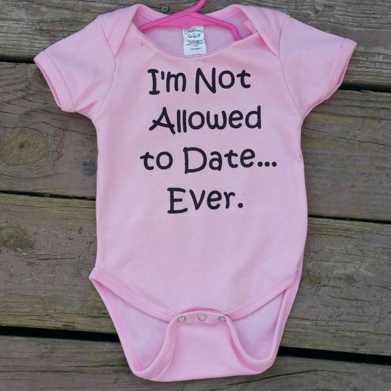 I'm Not Allowed To Date Ever/Funny One Piece Baby Girl Shirt Mädchen T-Shirt Multi Color Option Individualisierbar Shower Geschenk von HarperRoseBoutique