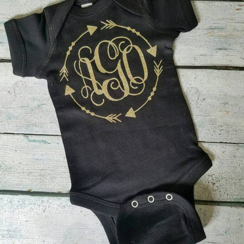 Monogramm Baby Shirt/T-Shirt Bodysuit Personalisiertes Shower Geschenk Thru Erwachsene Größe Individualisierbar von HarperRoseBoutique