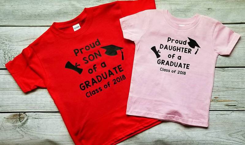 Stolzer Sohn Eines Absolvents, Stolze Tochter Abitur Shirt, Kinder Stolz Auf Einen Absolvent, Klasse Von 2018 von HarperRoseBoutique