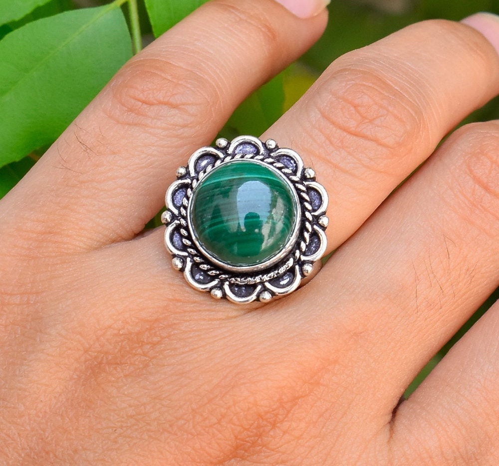 Natürlicher Grüner Malachit Runde Form Edelstein Handgemachter Ring 925 Sterling Silber Damen Luck Boho Hippie Schmuck Jahrestag Geschenk Natürlicher Grüner Malachit Runde Form Edelstein Handgemachter Ring 925 Sterling Silber Damen Luck Boho Hippie Schmuck Jahrestag Geschenk von HarshadGems