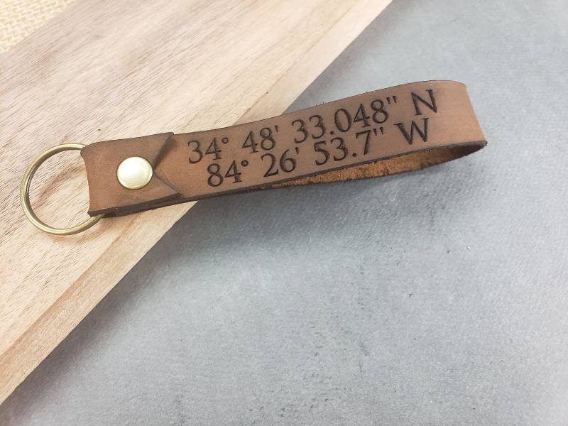 Personalisierte Leder Keychain Einzigartiges Individuelles Geschenk Für Ihn Mit Benutzerdefinierten Nachricht Auf Schlüsselanhänger Hochzeitstag von HartGiftCo