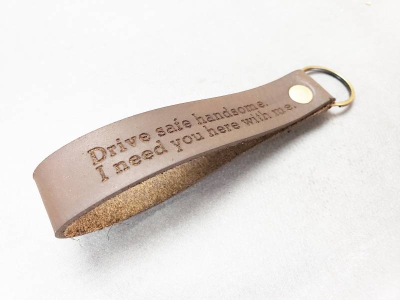 Personalisierte Leder Schlüsselanhänger Custom Keychain Leather First Home Geschenk House Warming Gift Initial Keyring Hochzeitsbevorzugung Personalisierte Leder Schlüsselanhänger Custom Keychain Leather First Home Geschenk House Warming Gift Initial Keyring Hochzeitsbevorzugung von HartGiftCo