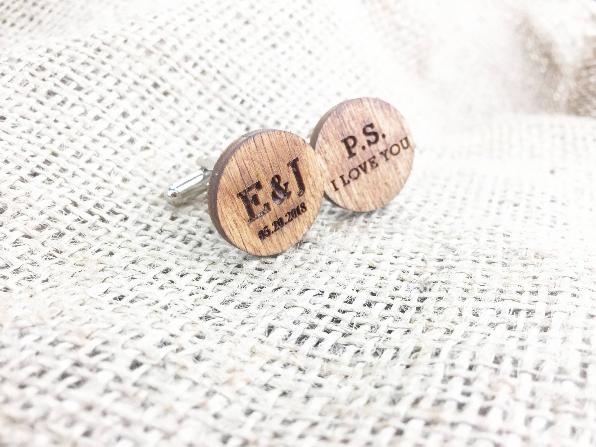 Personalisierte Manschettenknöpfe Holzmanschettenknöpfe Geschenk Für Bräutigam Mit Initialen, Hochzeitsdatum Und Nachricht Von Braut Am Hochzeitstag von HartGiftCo