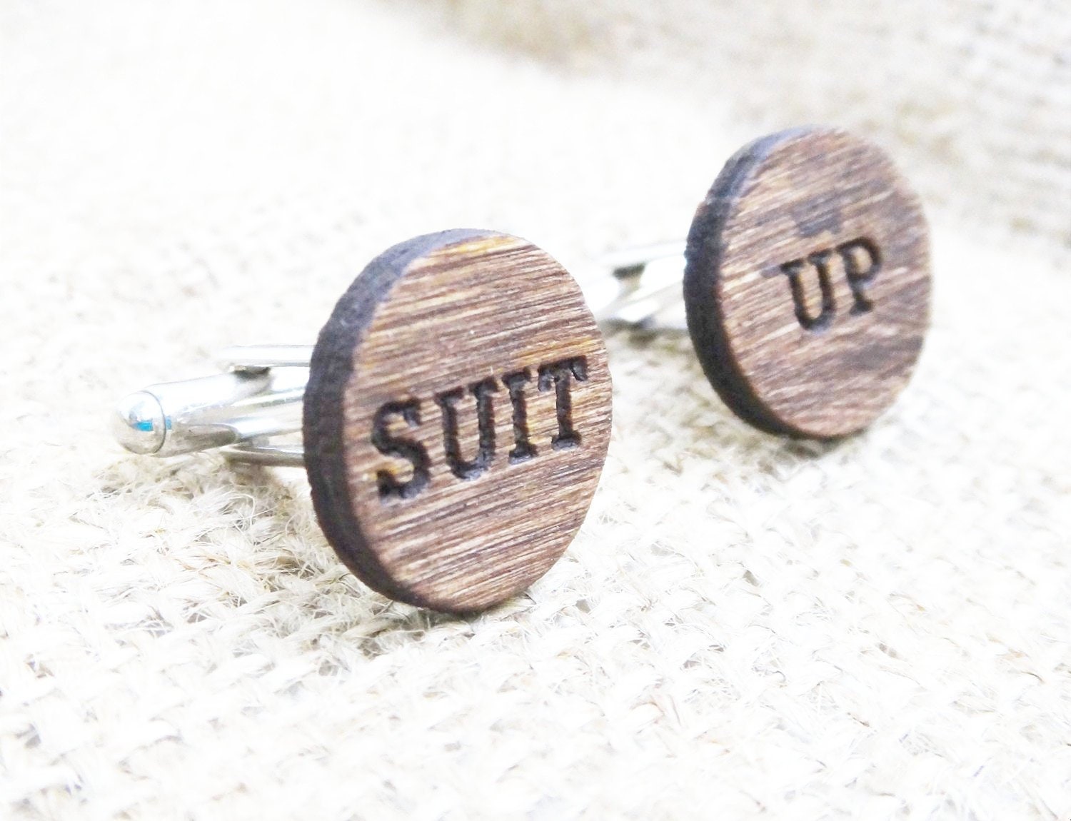 Suit Up Manschettenknöpfe Himym Holz Gravierte - Trauzeuge Geschenk Vorschlag Groomsmen Für Jungs Personalisiert von HartGiftCo