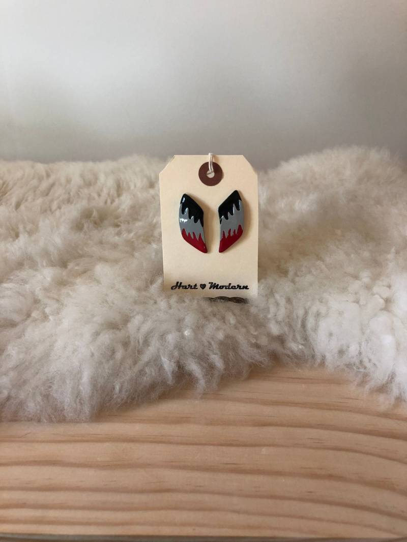 Vintage 90Er Jahre Rote, Graue Und Marine Flügel Ohrstecker, Engel Ohrstecker Vintage 90Er Jahre Rote, Graue Und Marine Flügel Ohrstecker, Engel Ohrstecker von HartModern