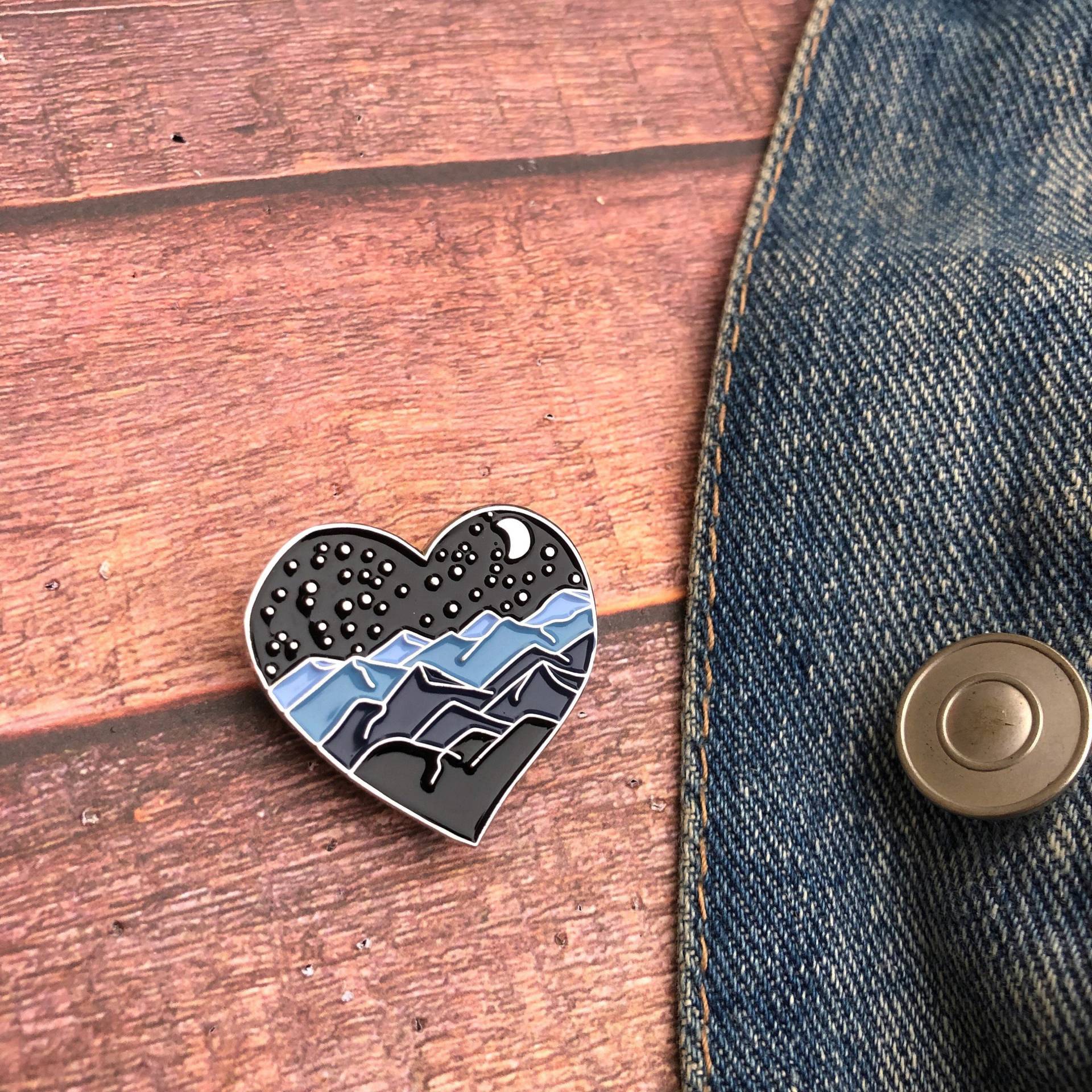 Berge Herz Emaille Pin - Travel Brooch Badge| Geschenk | Anstecknadel, Anstecker von Hartiful