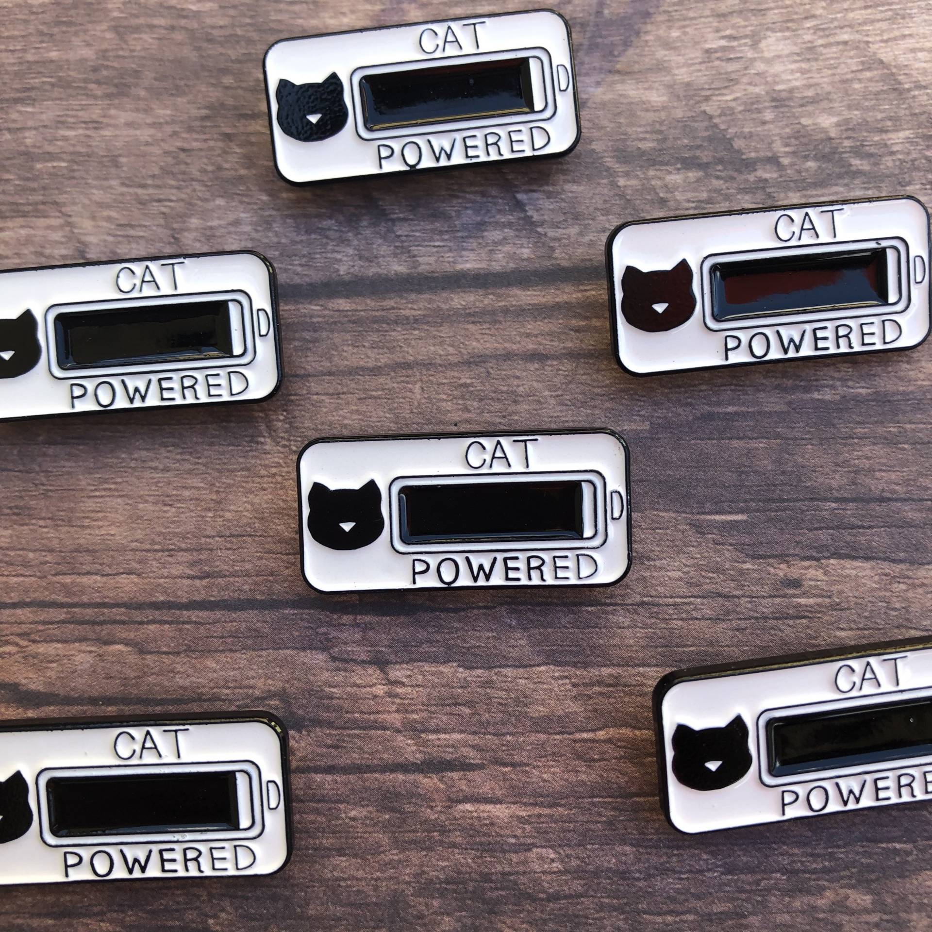 Cat Powered Emaille Pin | Katzenliebhaber Geschenk Anstecknadel, Anstecker von Hartiful