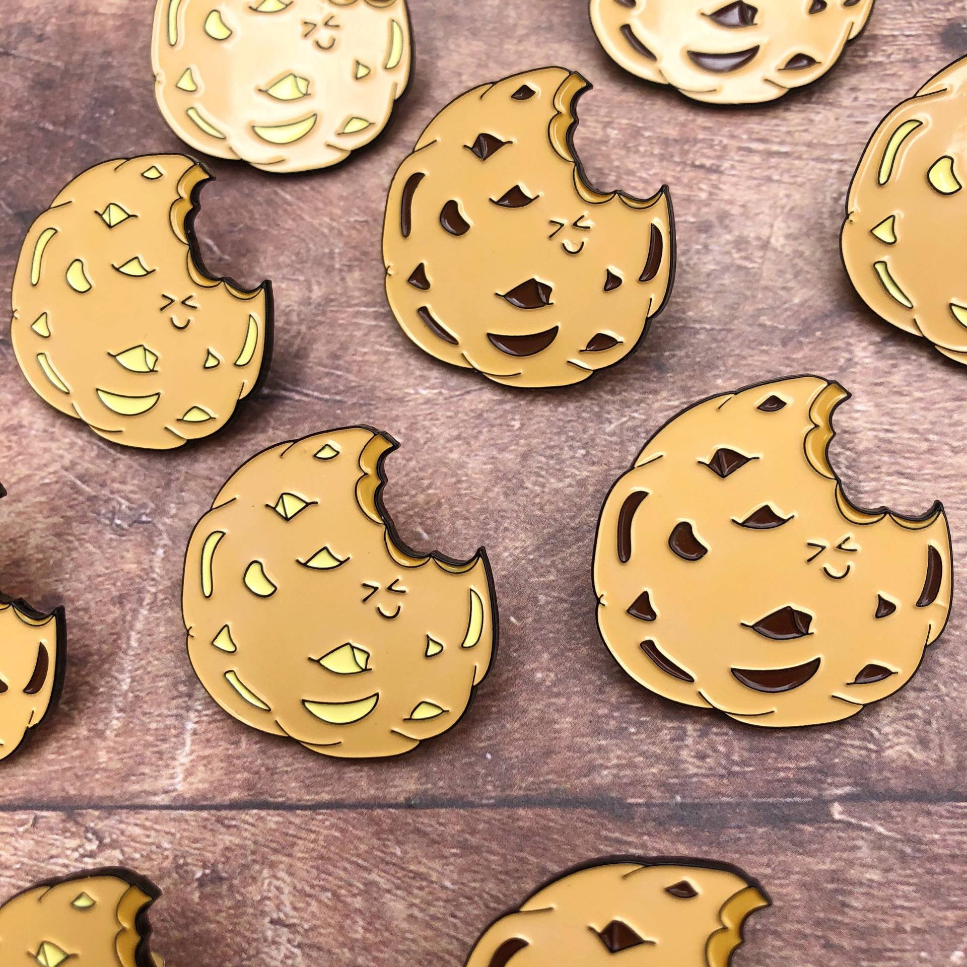 Chocolate Chip Cookie Emaille Pin | Anstecknadel, Anstecker Geschenk von Hartiful