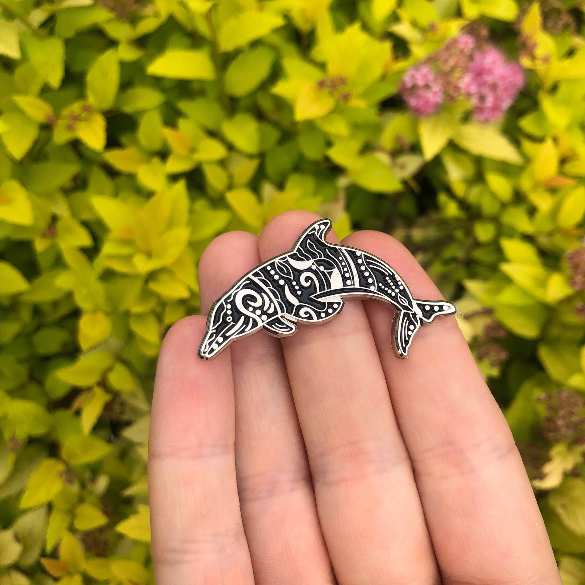 Delfin Emaille Pin | Anstecker Geschenk von Hartiful