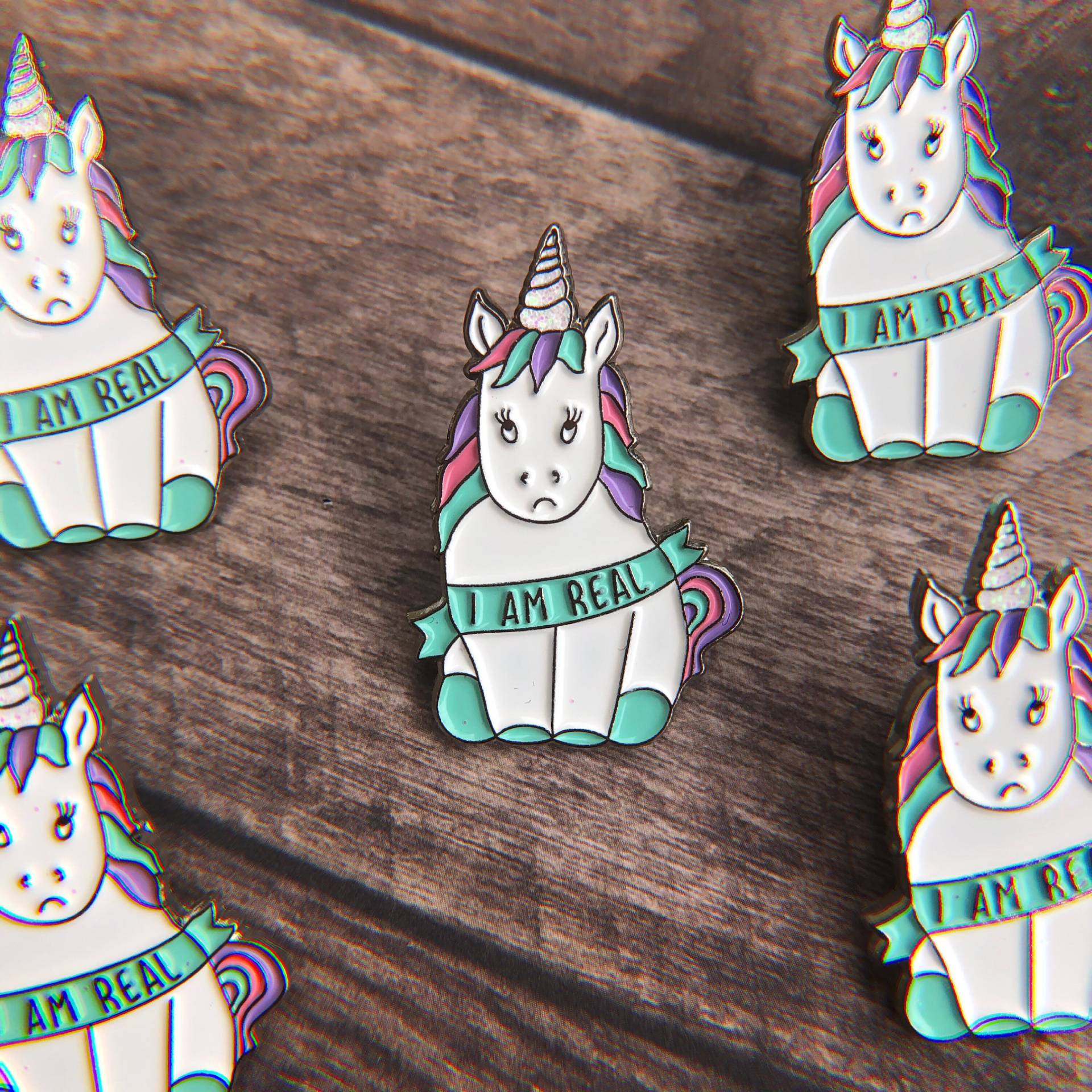 Einhorn Emaille Pin "I Am Real" | Mit Glitzer von Hartiful