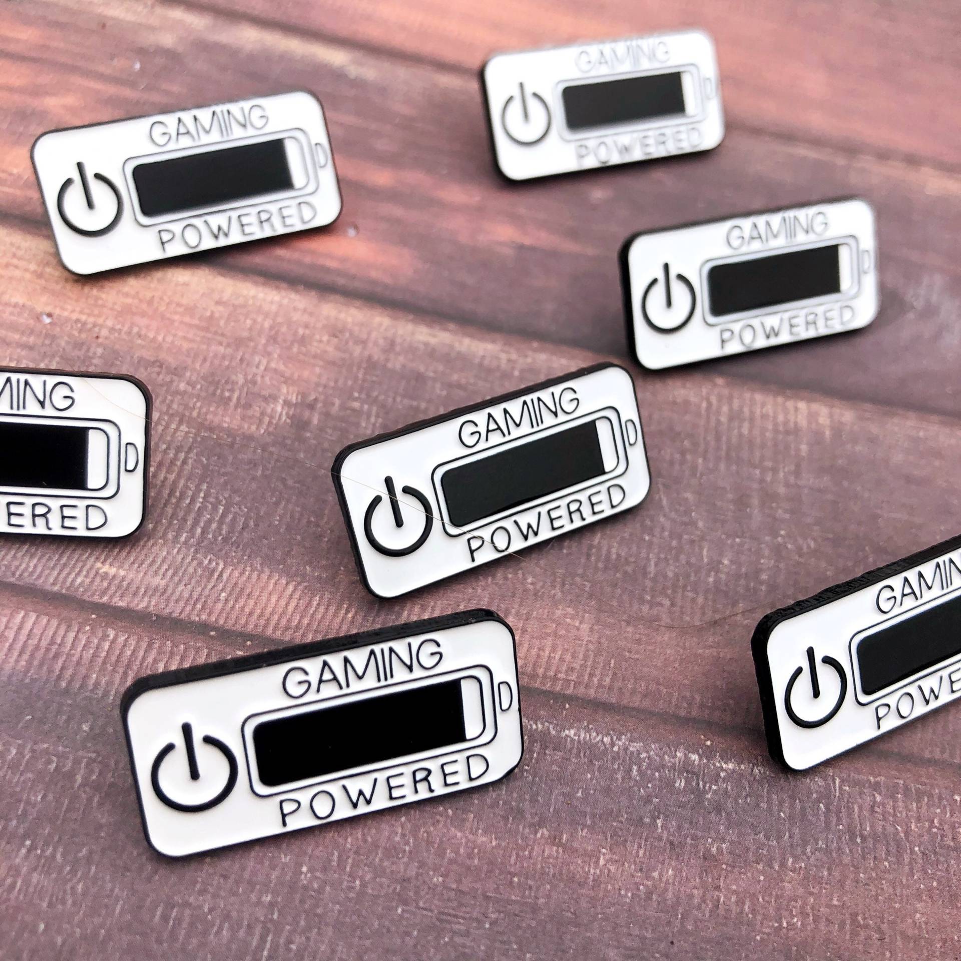Gaming Powered Emaille Pin | Geschenk Anstecknadel, Anstecker von Hartiful