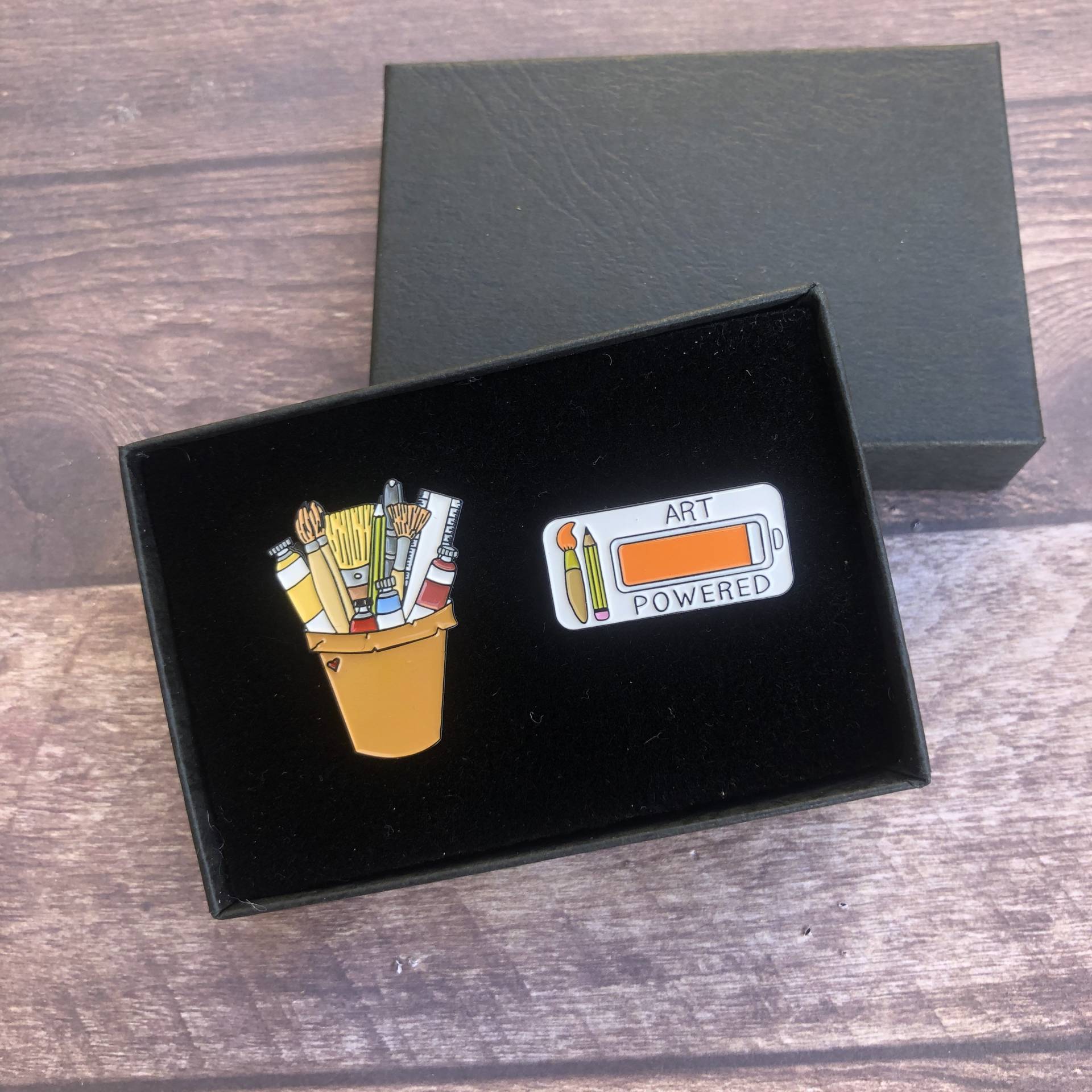 Geschenkset | 2Er Set Personalisierter Kunsttopf Und Kunstbetriebene Emaille Pin Geschenk Anstecknadel, Anstecker von Hartiful