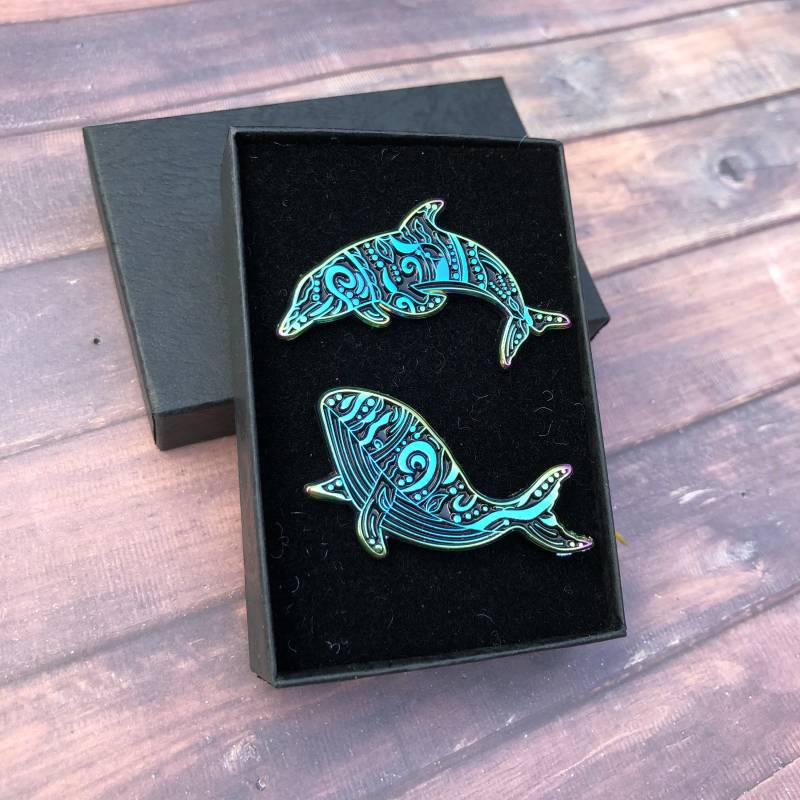 Geschenkset Personalisiere Eine Schachtel | 2Er Set Regenbogen Metall Wal Und Delfin Emaille Pins Anstecknadel, Anstecker Geschenk von Hartiful