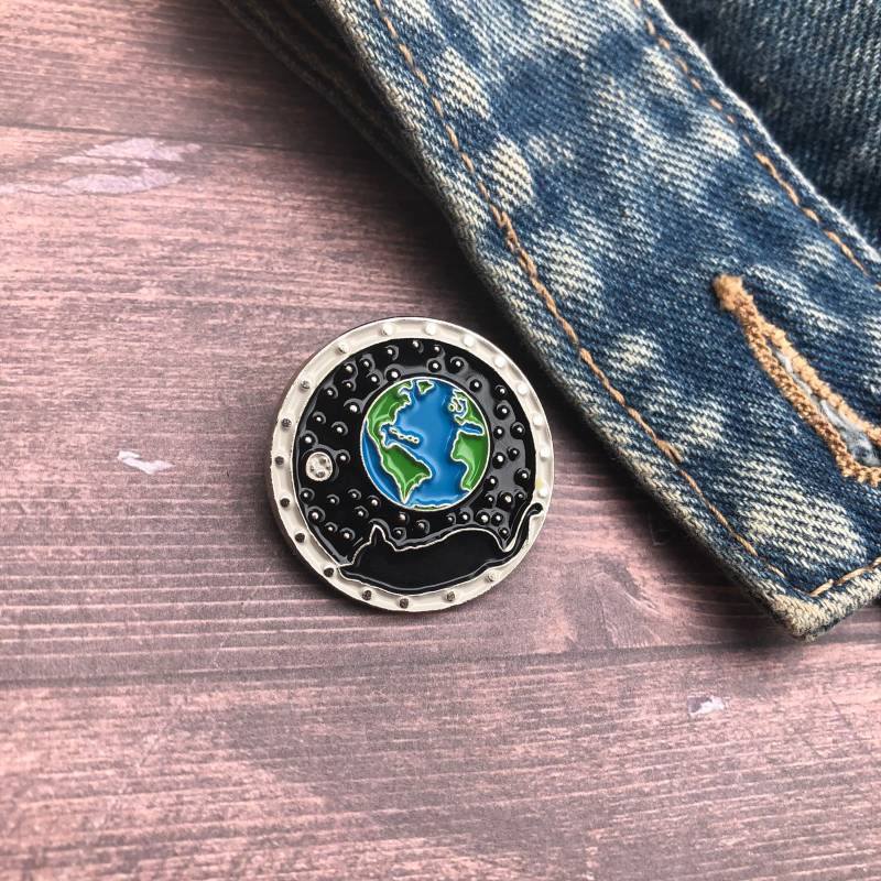 Space Cat Coming Home Emaille Pin | Weltraum Galaxie, Planeten, Sterne Explorer Anstecknadel, Anstecker Erde Geschenk von Hartiful