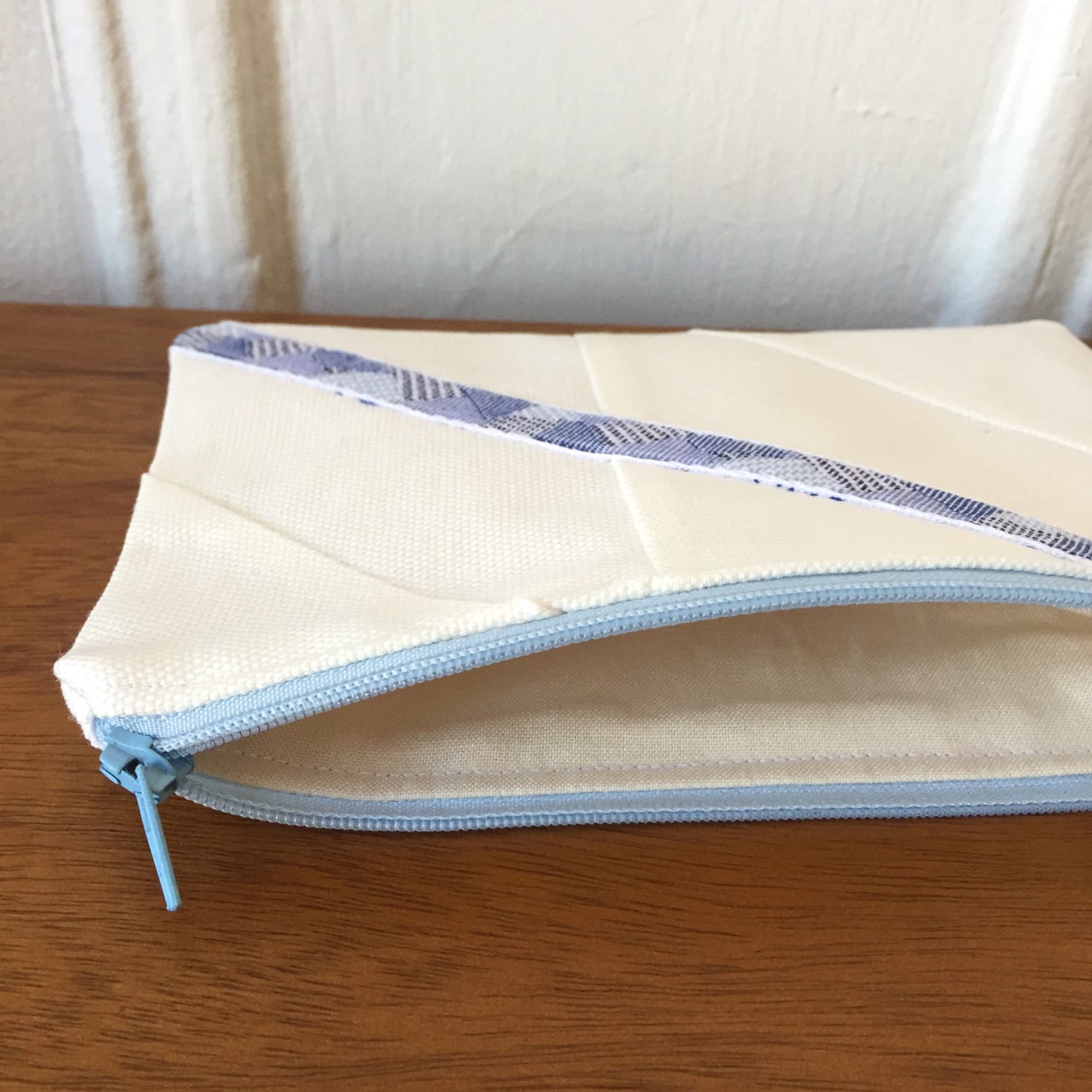 Weiß Blauer Beutel Mit Gewebtem Stoff Und Dreieckigem Ripsband, Something Blue, Reisebeutel, Münze Geldbörse, Moderner Brautbeutel Weiß Blauer Beutel Mit Gewebtem Stoff Und Dreieckigem Ripsband, Something Blue, Reisebeutel, Münze Geldbörse, Moderner Brautbeutel von HartleyJonesDesign