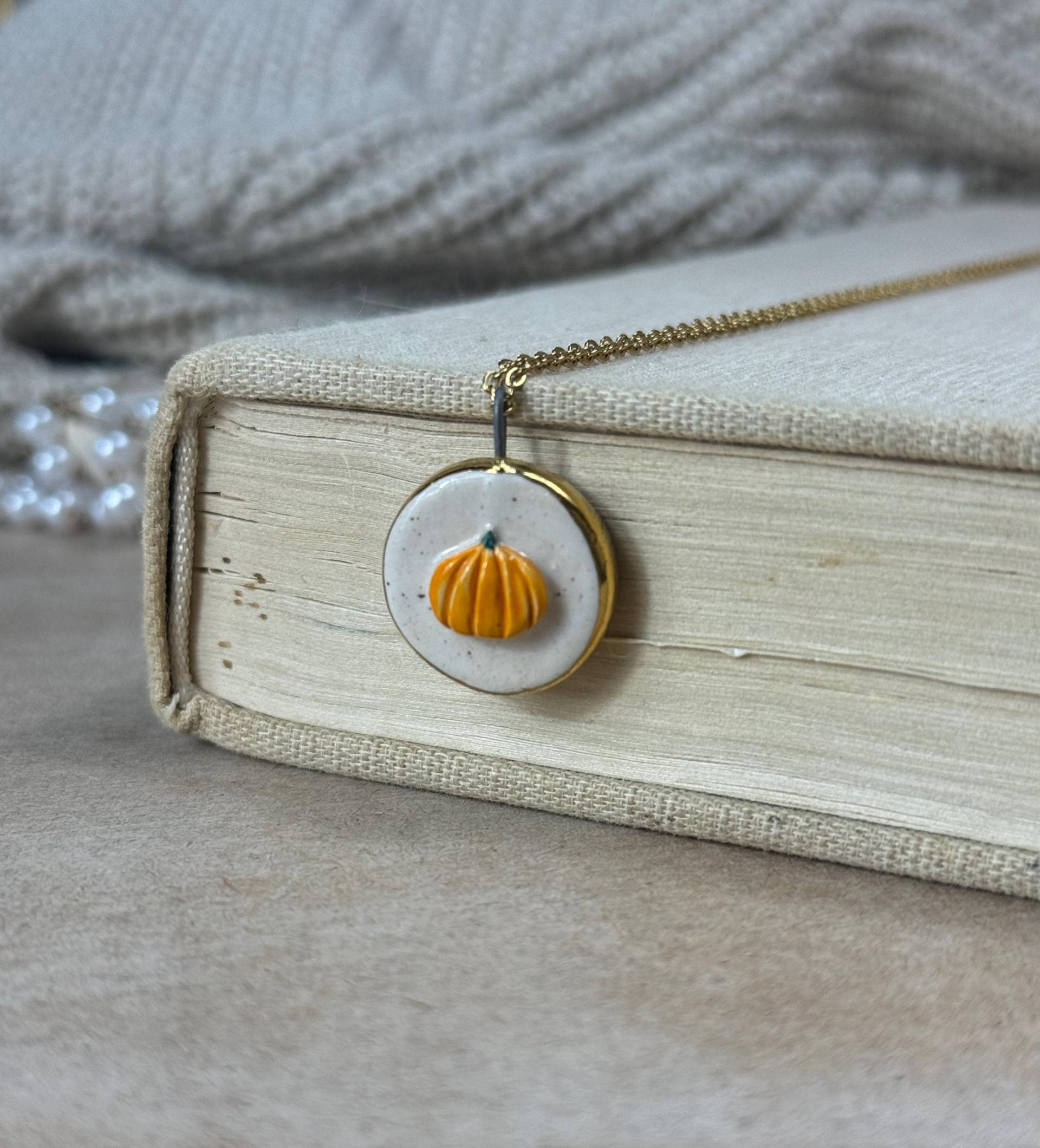 Handgemachter Kürbis Anhänger Mit Halskette Keramik Schmuck Gold Geschenk Einzigartig Accessoire Ostern Charm Vintage von HartmannCeramic