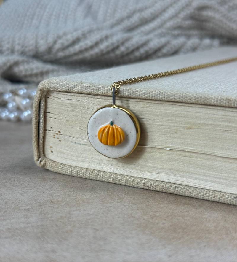 Handgemachter Kürbis Anhänger Mit Halskette Keramik Schmuck Gold Geschenk Einzigartig Accessoire Ostern Charm Vintage Handgemachter Kürbis Anhänger Mit Halskette Keramik Schmuck Gold Geschenk Einzigartig Accessoire Ostern Charm Vintage von HartmannCeramic