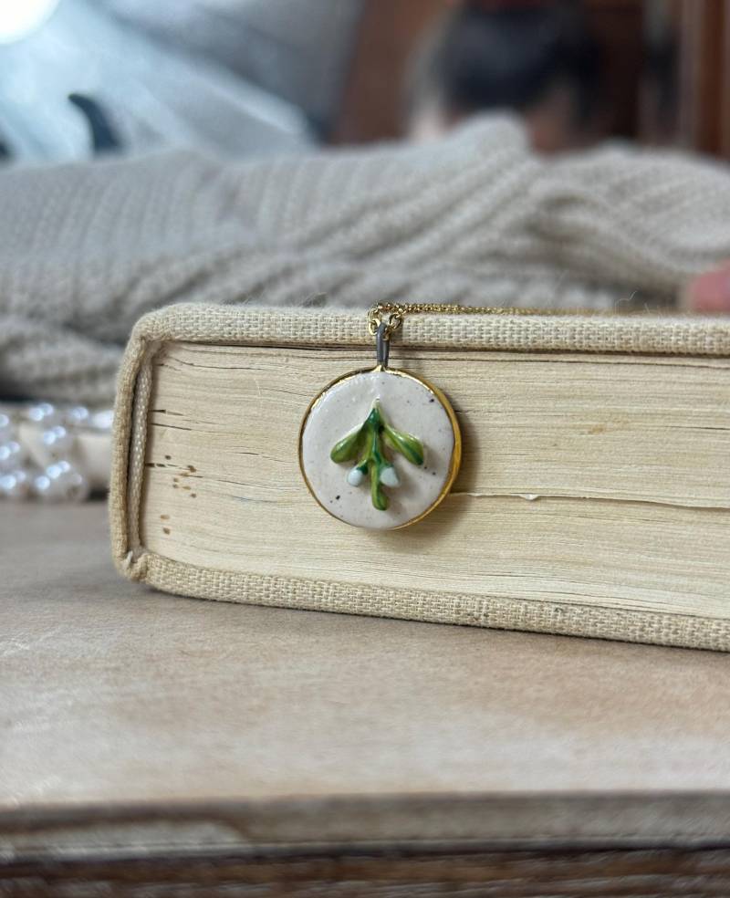 Handgemachter Mistelzweig Anhänger Mit Halskette Keramik Schmuck Gold Geschenk Einzigartig Accessoire Ostern Charm Vintage Handgemachter Mistelzweig Anhänger Mit Halskette Keramik Schmuck Gold Geschenk Einzigartig Accessoire Ostern Charm Vintage von HartmannCeramic