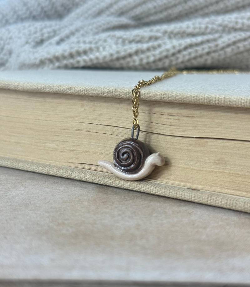 Handgemachter Schnecke Anhänger Mit Halskette Keramik Schmuck Vergoldet Geschenk Einzigartig Tier Anstecknadel Accessoire Ostern Klein Handgemachter Schnecke Anhänger Mit Halskette Keramik Schmuck Vergoldet Geschenk Einzigartig Tier Anstecknadel Accessoire Ostern Klein von HartmannCeramic
