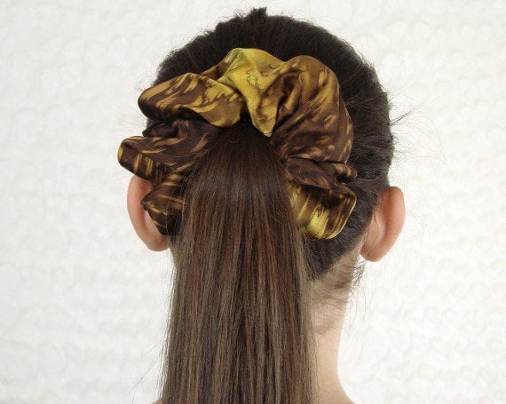 Handgefärbtes Goldbraunes Seiden Scrunchie Handgefärbtes Goldbraunes Seiden Scrunchie von HartzSilk