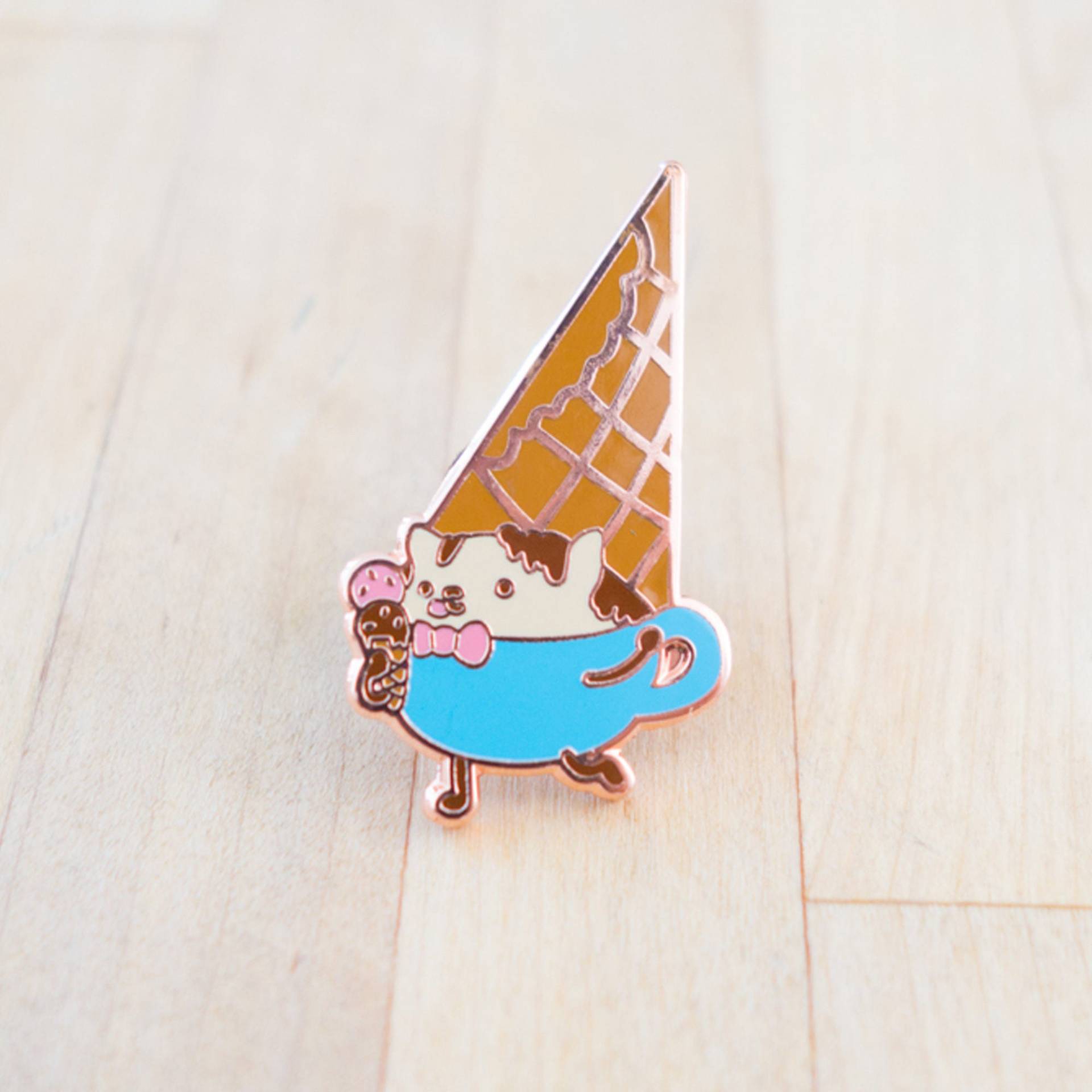 Eistüte Cappuccino Cat Pin Mit Schokoladensauce | Niedliche Emaille Cloisonne Pins Passend Zur Serie| Harumo Sato Eistüte Cappuccino Cat Pin Mit Schokoladensauce | Niedliche Emaille Cloisonne Pins Passend Zur Serie| Harumo Sato von HarumoBakery