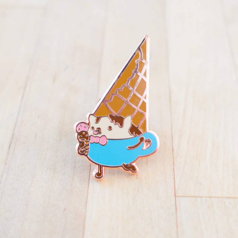 Eistüte Cappuccino Cat Pin Mit Schokoladensauce | Niedliche Emaille Cloisonne Pins Passend Zur Serie| Harumo Sato von HarumoBakery