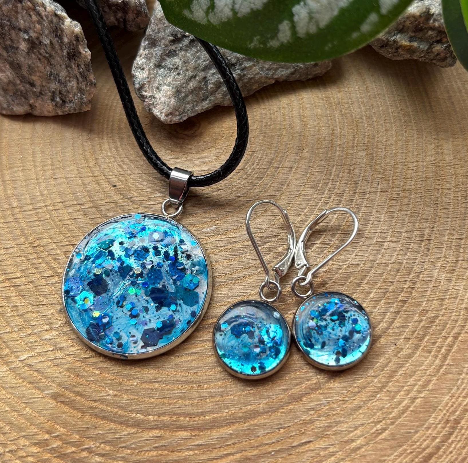Schmuckset "Blaues Leuchten" - Eleganz Aus Harz Und Silber Kette Ohrringe Schmuckset "Blaues Leuchten" - Eleganz Aus Harz Und Silber Kette Ohrringe von Harzspur