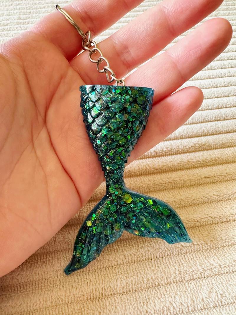 Schlüsselanhänger Meerjungfrau Flosse Aus Epoxidharz Resin Anhänger Ozean Mermaid Versch. Farben Schlüsselanhänger Meerjungfrau Flosse Aus Epoxidharz Resin Anhänger Ozean Mermaid Versch. Farben von HarzundGold