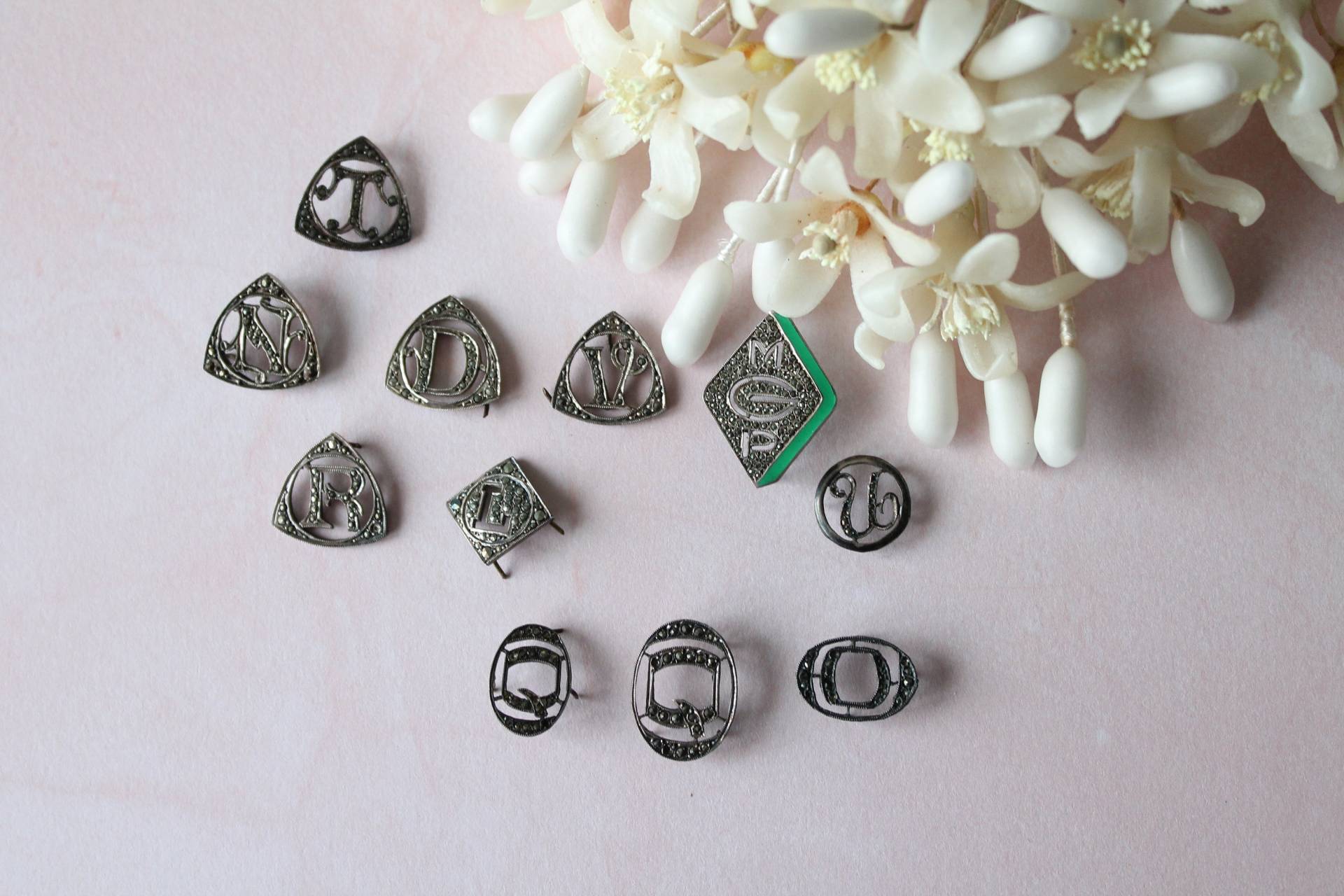 Antikes Monogramm Aus Silber Und Strass, Hergestellt in Frankreich, Hutaccessoire, Anstecknadeln, 3773 Antikes Monogramm Aus Silber Und Strass, Hergestellt in Frankreich, Hutaccessoire, Anstecknadeln, 3773 von HasbeenCraft