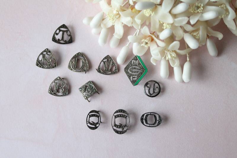 Antikes Monogramm Aus Silber Und Strass, Hergestellt in Frankreich, Hutaccessoire, Anstecknadeln, 3773 Antikes Monogramm Aus Silber Und Strass, Hergestellt in Frankreich, Hutaccessoire, Anstecknadeln, 3773 von HasbeenCraft