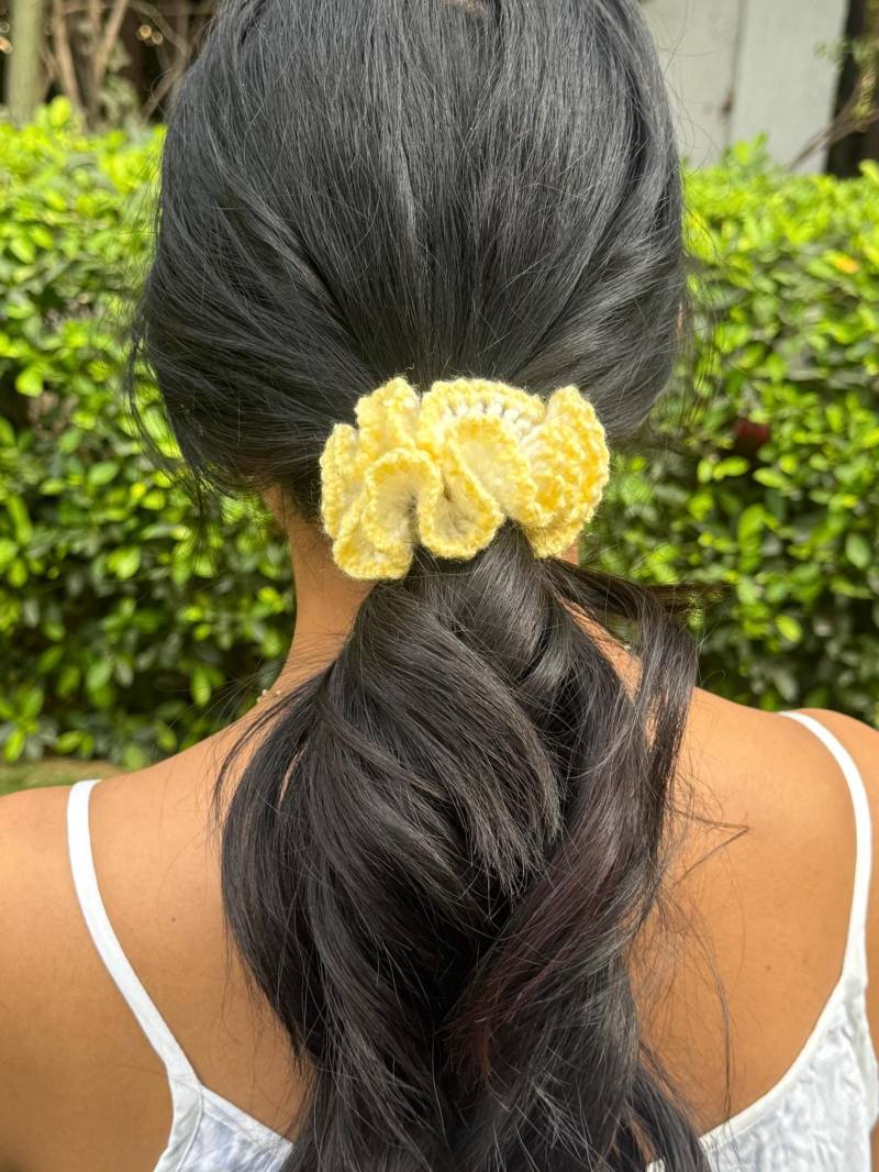 Haargummi Mit Gelb-Weißem Hibiskus Gehäkelt von HasthaKatha