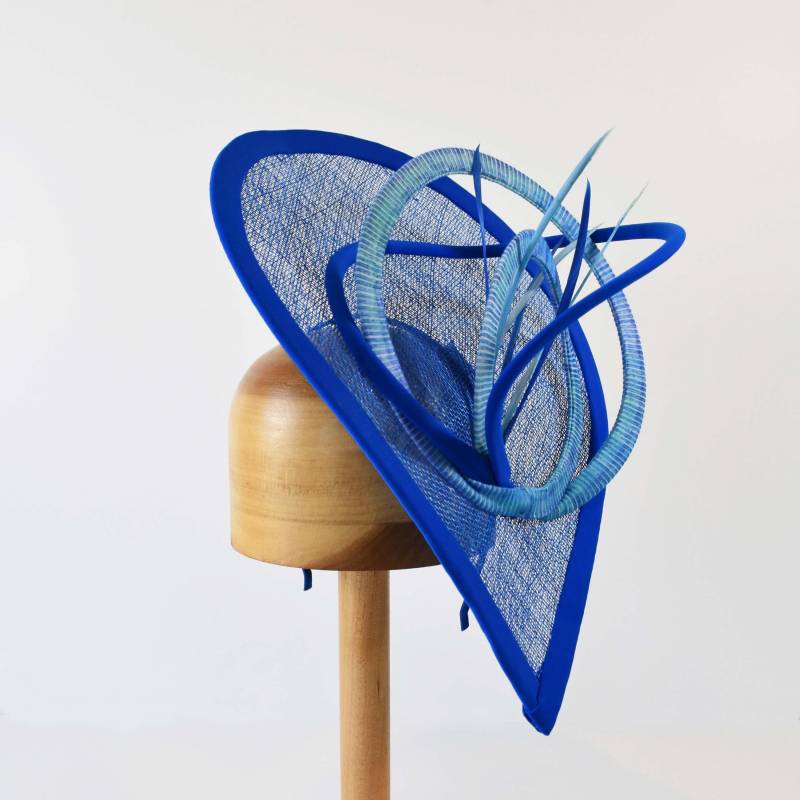 Blauer Sinamay Tropfen Fascinator Haarreif Mit Geschlungenen Federn Blauer Sinamay Tropfen Fascinator Haarreif Mit Geschlungenen Federn von HatArtByCathy