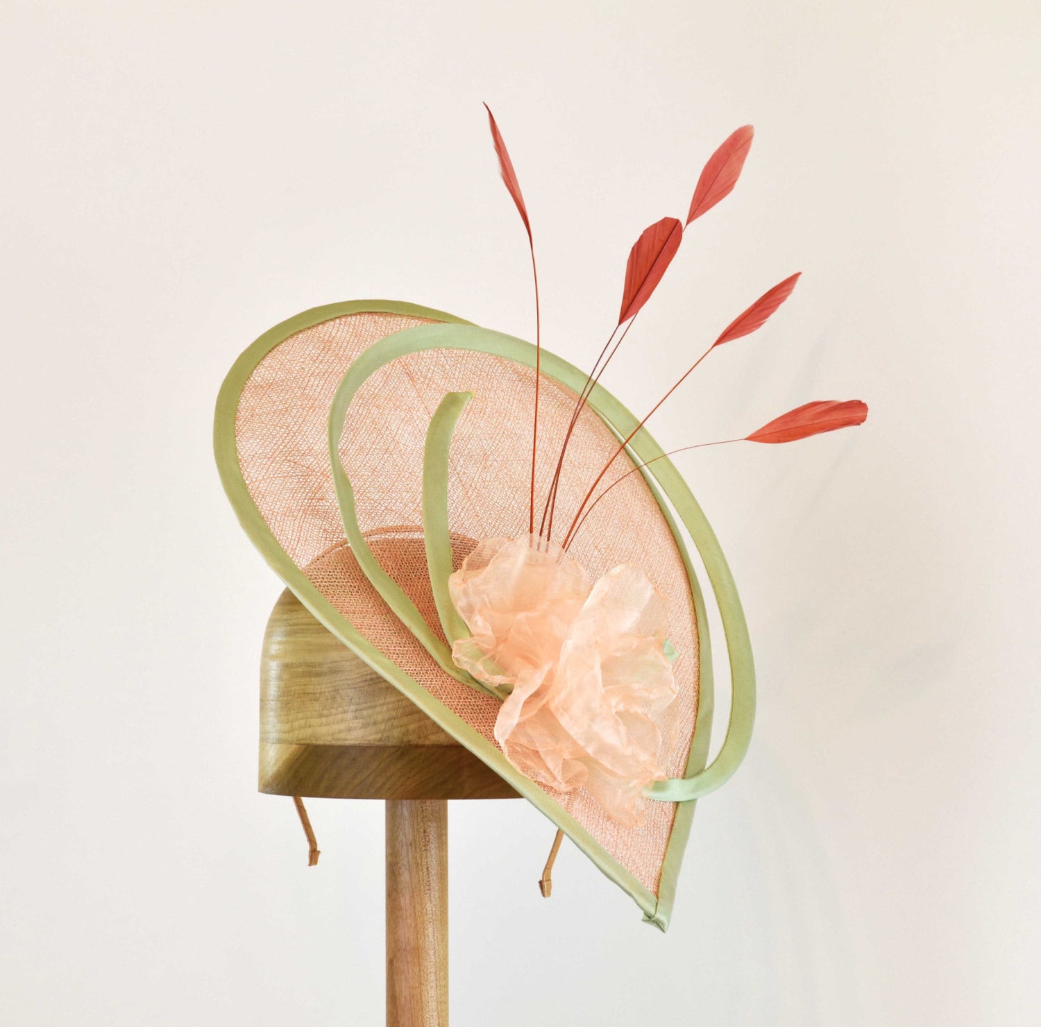 Pfirsich Und Grün Fascinator Tropfen Aus Sinamay Mit Schleifen, Blume Gestreiften Coque Federn. Hut-Kunst Durch Cathy Pfirsich Und Grün Fascinator Tropfen Aus Sinamay Mit Schleifen, Blume Gestreiften Coque Federn. Hut-Kunst Durch Cathy von HatArtByCathy
