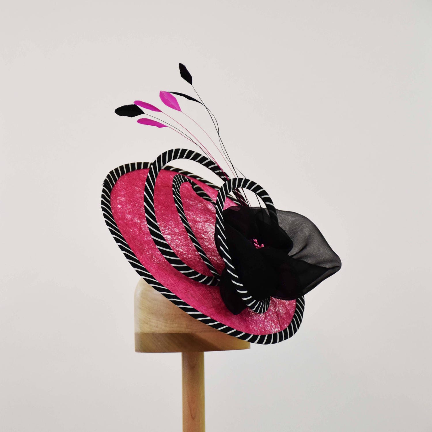 Pink Cobweb Sinamay Fascinator Schwarze Blume, Coque Federn Pink Cobweb Sinamay Fascinator Schwarze Blume, Coque Federn von HatArtByCathy