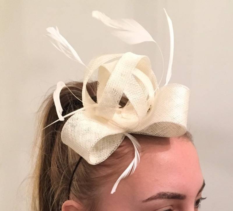 Creme Fascinator Mit Federn | In Verschiedenen Farben Erhältlich von Hatilly