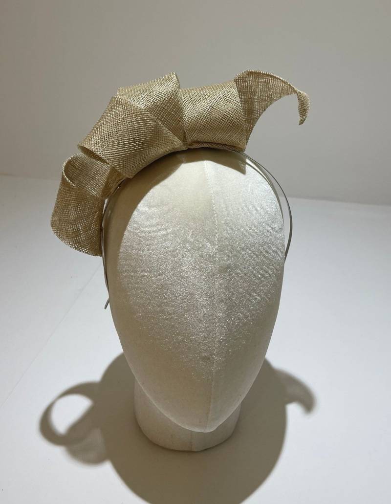 Eleganter Fascinator | In Verschiedenen Farben Erhältlich. Jeder Mit Einem Einzigartigen Muster Aus Locken Und Wirbeln Erstellt von Hatilly